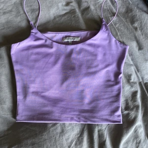 Linne - Ett jättegulligt lila linne från chiquelle som tyvärr är för litet för mig😩😩 använd bara 2 gånger!