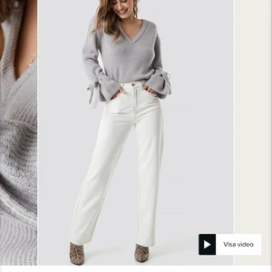 Stickad tröja - Grå stickad tröja från Linn Ahlborgs kollektion med NA-KD. Använd men i bra skick! 