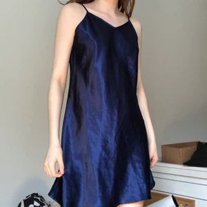 Mörkblå silkesklänning - En väldigt fin mörkblå silkesklänning. Ganska kort och vid. 