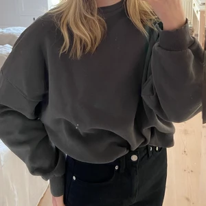 GRÅ-BRUN SWEATSHIRT - Snygg sweatshirt från Nly trend i en fin gråbrun färg. Tröjan är endast använd någon gång och i väldigt bra skick. Oversized i storleken🤍                                                     Säljer för 100kr+frakt:)