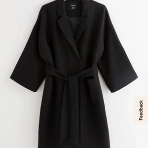 Svart Kappa - Kappa från Lindex. Passade inte så bra på mig. Skriv i chatten för flera bilder.