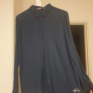 Superfin skjorta från Tommy, material som självfaller snyggt. Grå / blå färg, storlek S/M. Använd en gång, köptes för 699;-.