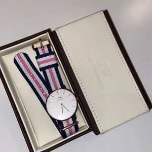 Daniel Wellington klocka 500kr - Daniel Wellington Classic Southampton roséguld 36mm klocka.   Nästintill ny, använd bara vid 4 tillfällen. Kan betalas via swish också!!!!!!!!!!!!!!!!! Nypris: 1399kr