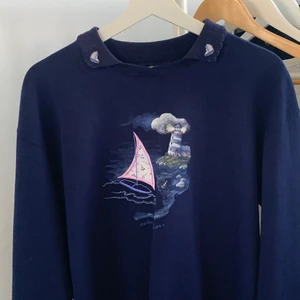 Tröja - super söt mörkblå tjocktröja med supersöt krage 💖💖 köpt secondhand men är i superbra skick 💕💕