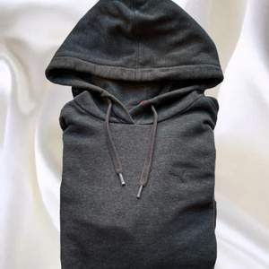 Grå puma hoodie som inte kommer till användning!:) Står storlek 40 men skulle säga S på den..! Köparen står för frakt!