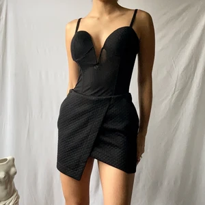 Svart korsett - 🌊 BEAUTIFUL BLACK LACE AND MESH PATTERNED CORSET / BUSTIER WITH BEADED BOW ON FRONT  • SIZE - 80B (swedish bra)/ S-M/ EU 36/38 • BRAND - Ellos • MATERIAL - Polyamid, Viscose  