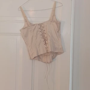 Korsett  - Äggvit korsett i superfint material!! Fick den i present men är för lat för att snöra den och har därför tyvärr aldrig använt den :/ har dragkedja på sidan och snörning där bak! Superfin och jääättebekväm :)