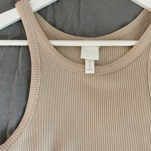 Ribbat linne - Säljer detta ribbade linnet i en fin beige färg, inget fel på det alls men det är fel storlek för mig därför säljer jag det🤎linnet är väldigt stretchigt och skönt