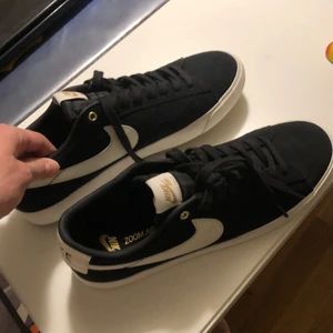 Svart nike blazer low - Köpta 15 april 2021 på hollywood stockholm. Inte alls använda och boxen finns kvar. 