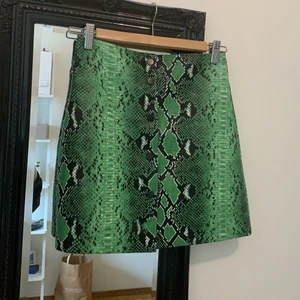 Ormskinns kjol - Säljer denna gröna ormskinnskjolen från Stradivarius som jag köpte i Spanien förra sommaren💚 Den är aldrig använd då den inte riktigt är min stil. Alltså MYCKET bra skick! Den finns inte kvar på deras hemsida och kommer inte exakt ihåg hur mkt den kosta men säljer den för 80kr exkl. frakt🤗