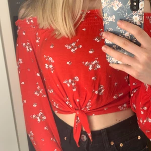 Off-shoulder topp - Superfin topp från H&M Divided i storlek XS. Använd en gång och är i nyskick. 60 kr. Pris går att diskutera✨