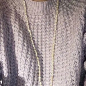 Halsband av snäckor  - Köpte detta halsbandet utomlands för nåt år sen. Det är äkta snäckor🐚🤍 Det är väldigt långt. För mer info eller bilder dm gärna mig💗💗