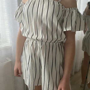 Byxdress - Hej! Säljer en jättefin byxdress som tyvärr inte kommer till användning. Den är ganska oanvänd och är köpt på H&M. Frakten betalas av köparen och ingår inte i priset🤍