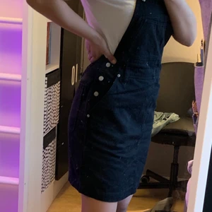 Calvin Klein hängselklänning st 36  - Mycket fin hängselklänning från Calvin Klein! St 36 men passar mig som är en 38, änvänd ca 3 ggr på det året jag ägt den!  Nypris ca 1400kr säljes för 350kr