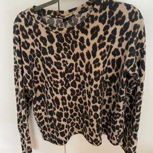 En tröja i Leo mönster från Gina tricot, i gott skick. Fraktar såklart om det önskas!✨
