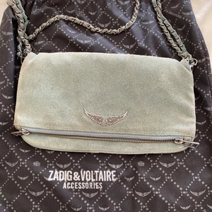 Zadig väska - Jättefin grön väska från Zadig Voltaire, kommer med båda originalbanden och ett extra, modellen rock bag, bra skick men använd, buda i kommentarerna, skriv privat för fler bilder💞💞