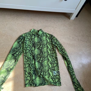 Meshtopp i grönt ormskinn mönster  - Endast använd en gång. Bra skick. Säljer pga att den inte används. 