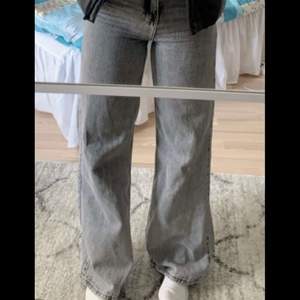 Superfina raka jeans från stradivarius. Jag är 168. Helt nya, bara använda fåtal gånger. säljer för 200 kr! Storlek 34