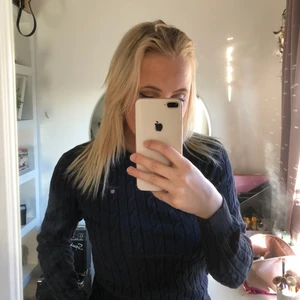 GANT strl. XS - Mörkblå jättefin tröja från GANT i fint skick, möjligtvis lite slitningar i färgen pga många tvättar men ej synligt. Passar strl. både XS och S. 