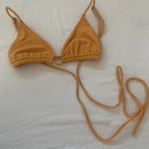 Bikinitopp - Säljer denna jätte söta bikinitopp. Den är i fint skick och har en jätte fin dubbelsnöring där bak. Den är i storlek S men jag skulle säga att den passar även M beroende på hur mycket man vill att den ska täcka!💛 Kan mötas upp i Helsingborg men självklart går det även att frakta💛