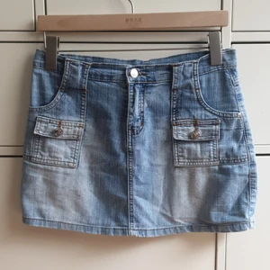 Kort jeans kjol st S  - True 00's och väldigt skön. Är i storlek S men kan kanske passa M... Den är ganska kort. Skriv för mer info/bilder <3 Frakt tillkommer. 