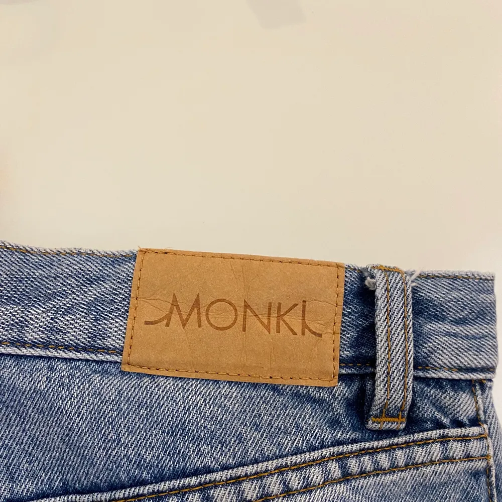 Ljusblåa jeans i modellen Yoko från Monki, i storlek 28. Jeans & Byxor.