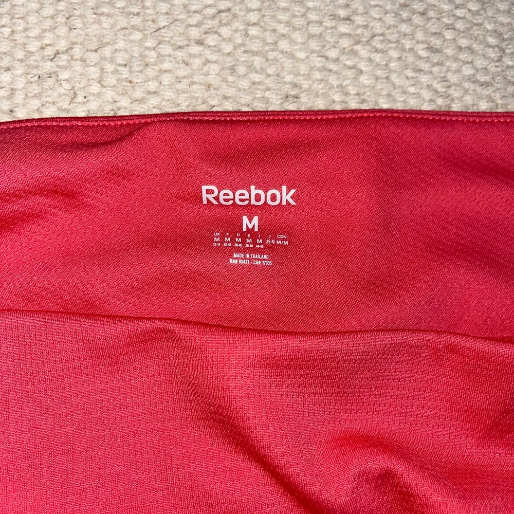 Hej! Jag säljer min Reebok tenniskjol! Perfekt till padel, tennis eller golf 🎾🏌️‍♀️ Den har underbyxor! Den kan skickas men då står köparen för frakten. Kan skickas spårbart 📦 . Kjolar.