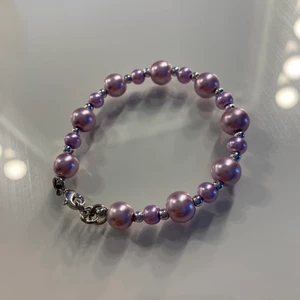 Lila pärlarmband - Supersnyggt pärlarmband med lås. Perfekt färg till sommarn🤩 Säljs för 60kr inklusive frakten på 11kr. Skriv gärna om det finns önskemål om design och färg😊 
