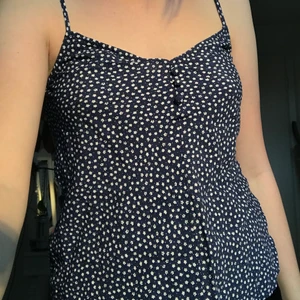 Blommigt linne  - Blommigt linne från &otherstories. Har små knappar där fram. 