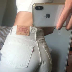 Beiga Levis Jeans  - 501 Levis Jeans i den perfekta beigea färgen. W 29 L 34. De är i jättefint skick, kommer inte till användning därför säljer jag.                                                        Skriv privat om ni vill ha mått på Jensen och BUDA I KOMMENTARERNA eller köp direkt för 650kr💗💗💗 