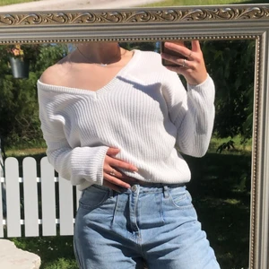 Stickad tröja  - Vit, stickad tröja med V-ringning från NA-KD. I bra skick! 🤍