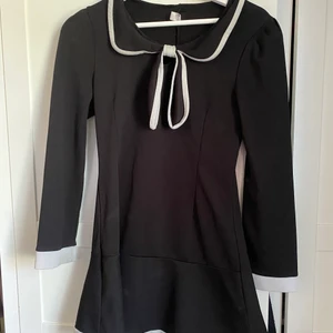 Gullig svartvit klänning - Köpt på eBay för några år sedan. Bra, använt skick. Den har behållit färgerna helt okej men är lite urtvättad. Kort på mig som är 169cm. Passar inte mig så bilder med den på kan inte fås tyvärr. Hämtas i Märsta eller fraktas mot fraktkostnad. 