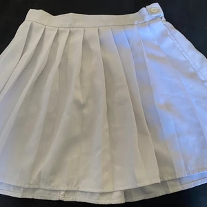 Plisserad vit kjol  - Köpt på eBay. Väl använd men inte nedsliten. Fläckfri. Kort. Kjolen passar inte mig så bilder med den på kan ej fås. Asiatisk storlek M, vilket motsvarar en svensk XS-S. Hämtas i Märsta eller fraktas mot fraktkostnad. 