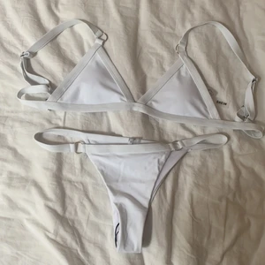 Bikini - Helt ny bikini från shein (endast testad). Superfin verkligen men passade tyvärr inte mig, jag är i vanliga fall s/m i bikinis men tog denna i L för att passa i överdelen (jag har 65 E i bh storlek) men tyvärr var den ändå för liten. Skulle säga att detta är mer en S i storlek. Banden på överdelen går att reglera!🥰
