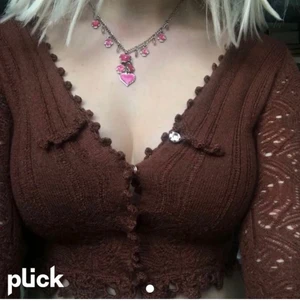 Brun od Molly kofta - Söt od Molly kofta med knappar där framm och fint mönster på armarna. På ryggen står od Molly stickat i grått. Armarna slutar vid handlederna 