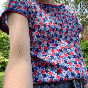 Topp med blommor - Köpt här på plick! Tyvärr har den inte kommit till användning hos mig:( Gissar att den är hemmasydd. Skriv om du har några frågor, köparen står för frakten🥰 (Läs min bio för info)