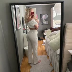 Linnebyxor - Fina linnebyxor från NAKD. Säljer pga har för många liknande. Om man vill går de att göra längre då de är sydda uppvikt längst ner. Frakt 66kr💖 nypris 500kr, finns ej kvar