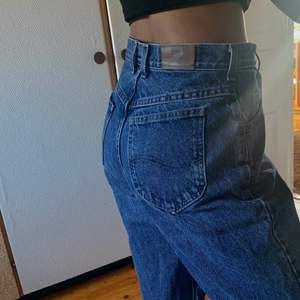 Jeans i nyskick från Lee, köpta secondhand men i princip oanvända av mig:) storlek står tyvärr inte men skulle tippa på ca 36-40 (29 i midja om dom ska sitta tight, men kan även va mindre i storlek för en mer overzised fit)  köpta för 550 på beyond retro. 