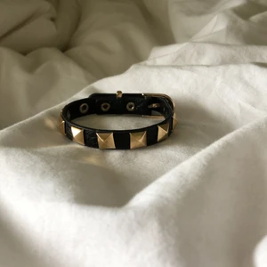 Valentino inspirerat armband - Sjukt fint armband med valentino inspiration! Aldrig kommit till användning och alltså nyskick✨ säljer för 200kr ( pris kan diskuteras )💟💟