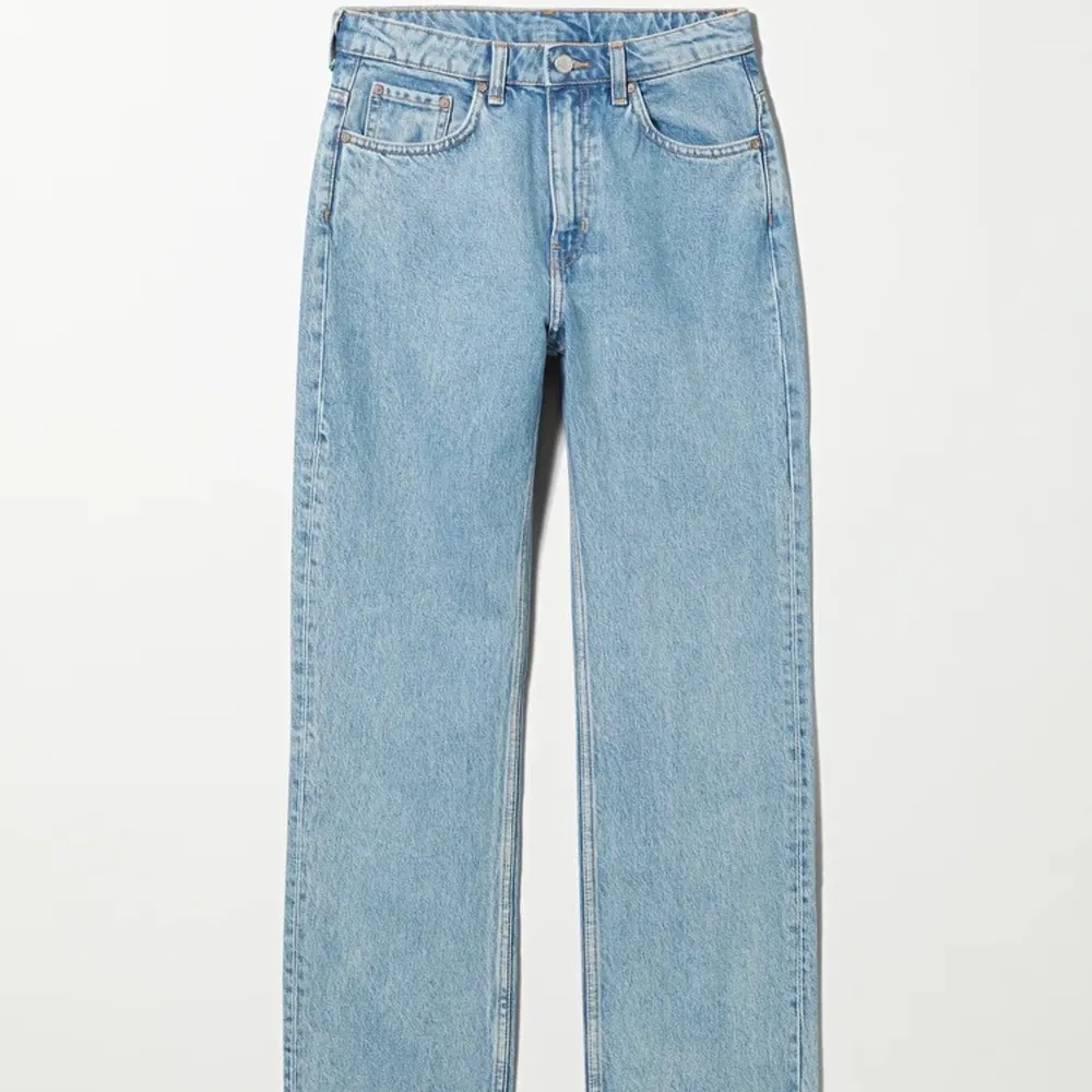 ett par jeans från Weekday Voyage High Straight Jeans Pen blue, storlek W27 L30 är 171 cm. Använt några gånger men fortfarande jättefina. Nypris 500 sälja för 270kr + frakt. . Jeans & Byxor.