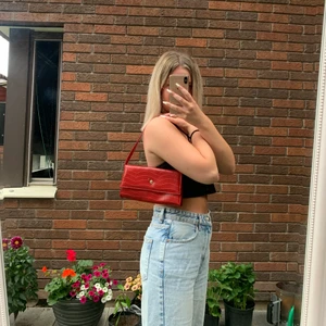 Röd kuvertväska - Säljer en fin kuvertväska i bra skick!