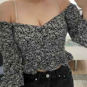 Söt tröja - Söt tröja från bikbok köpt förra sommarn för 299kr men aldrig använd endast testad 💞