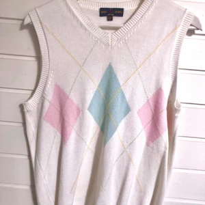 sweater vest  -  nice sweater vest köpt på björk&frihet i felfritt skick. endast använd en gång, säljer då den inte kommer till användning. perfekt nu till sommaren🌸