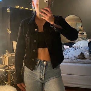 Svart jeansjacka  - Säljer pga av att den är för liten, säljer för 100kr + frakt