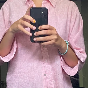 Skjorta - En vit och röd randig skjorta från Zara. Säljer då jag skulle vela ha den lite större och kommer därför inte till användning. Säljer för 70+ frakt😇