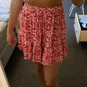 Jättefin kjol🌹 - Säljer denna fina kjol som ej kommer till användning. Har aldrig använt. Köparen står för frakt☺️