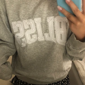 Collegetröja  - Tröja från weekday 🤍 näst intill oanvänd