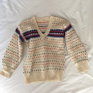 Stickad topp - Stickad tröja köpt secondhand som egentligen är en barntröja men sitter som en söt topp!! Fint skick. 