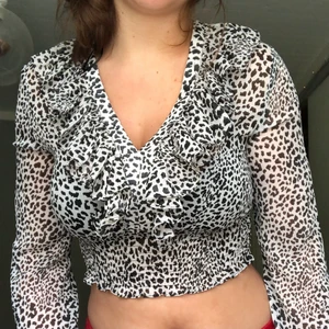 Leopard topp - Skön somrig och luftig topp, perfekt till sommaren eftersom att den inte blir för varm. Storlek xs men skulle säga att den är lite som en S 