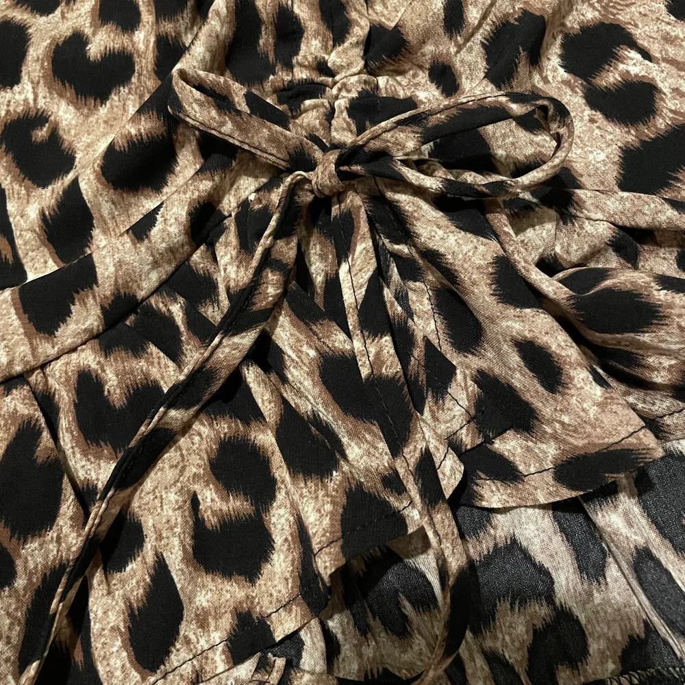 En fin kjol i leopard mönster!🤎 storlek s. Kolen har en justerbar del som du knyter med en rosett 🎀 . Kjolar.